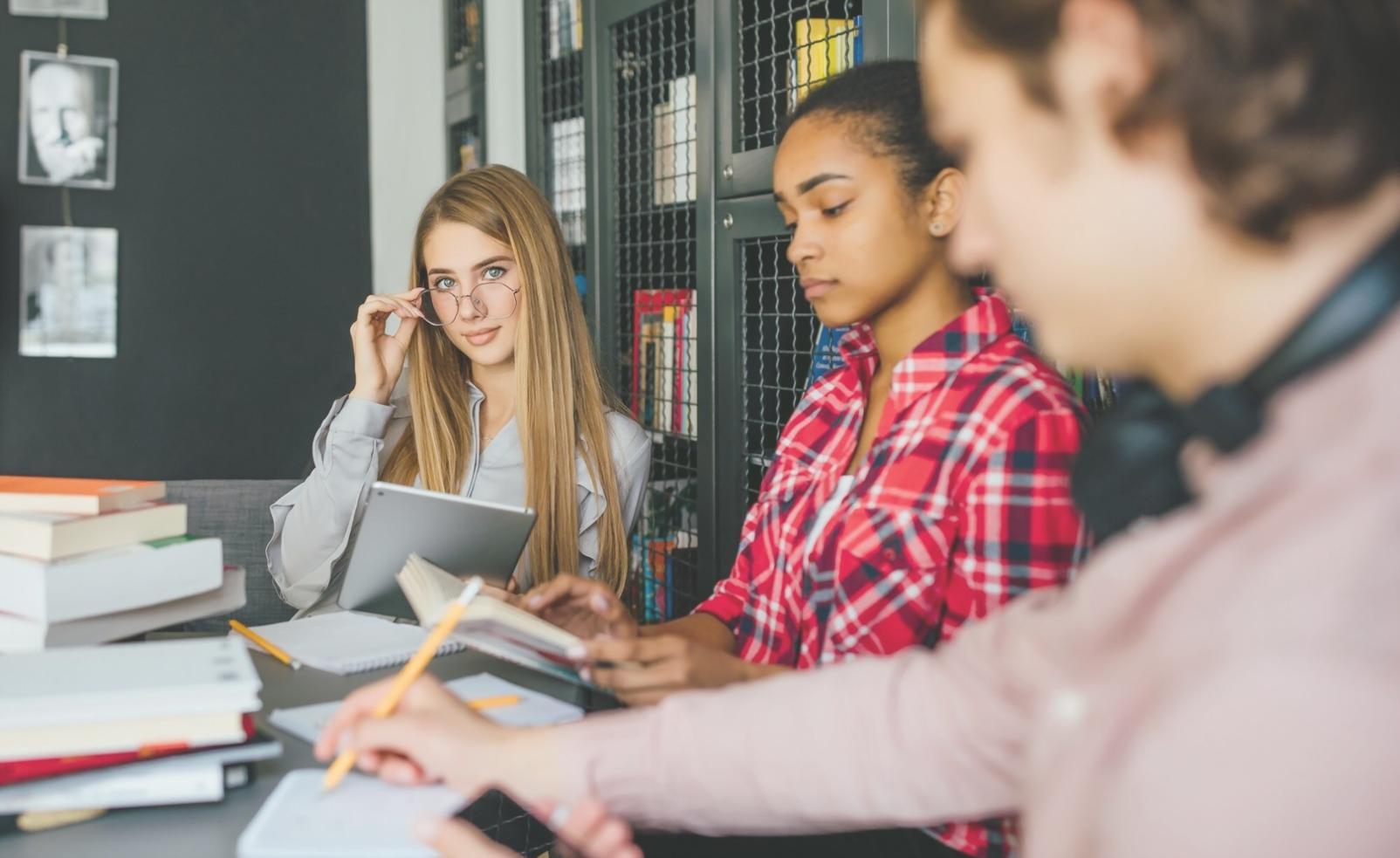 Espace de formation avec tableaux et outils pédagogiques pour l'apprentissage budgétaire